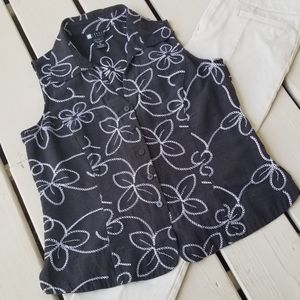 M black sleeveless button up top w white flower